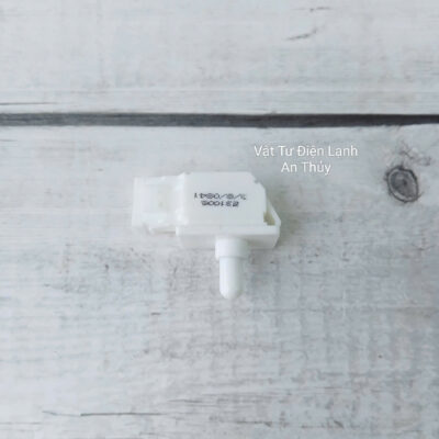 Công tắc cửa tủ lạnh 3 chân 220V loại cài màu trắng
