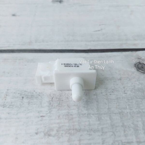 Công tắc cửa tủ lạnh 3 chân 220V loại cài màu trắng
