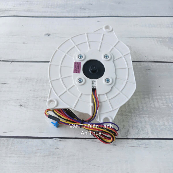 Quạt tủ lạnh LG 12V 4 dây 1A trắng tròn rắc cắm dẹp