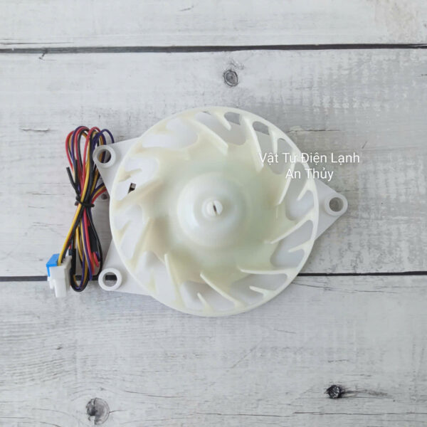 Quạt tủ lạnh LG 12V 4 dây 1A trắng tròn rắc cắm dẹp
