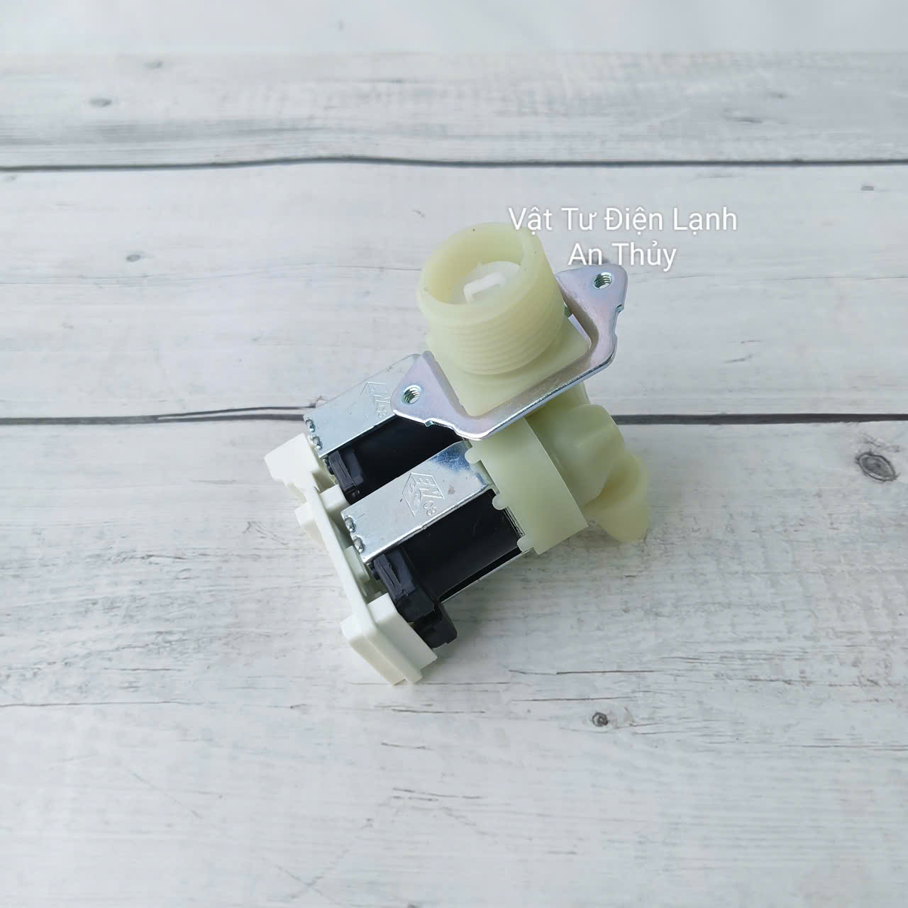 Van cấp nước máy giặt Aqua 2 cổng 220V kèm tấm cảm biến màu trắng Van cấp nước máy giặt Aqua 2 cổng 220V kèm tấm cảm biến màu trắng