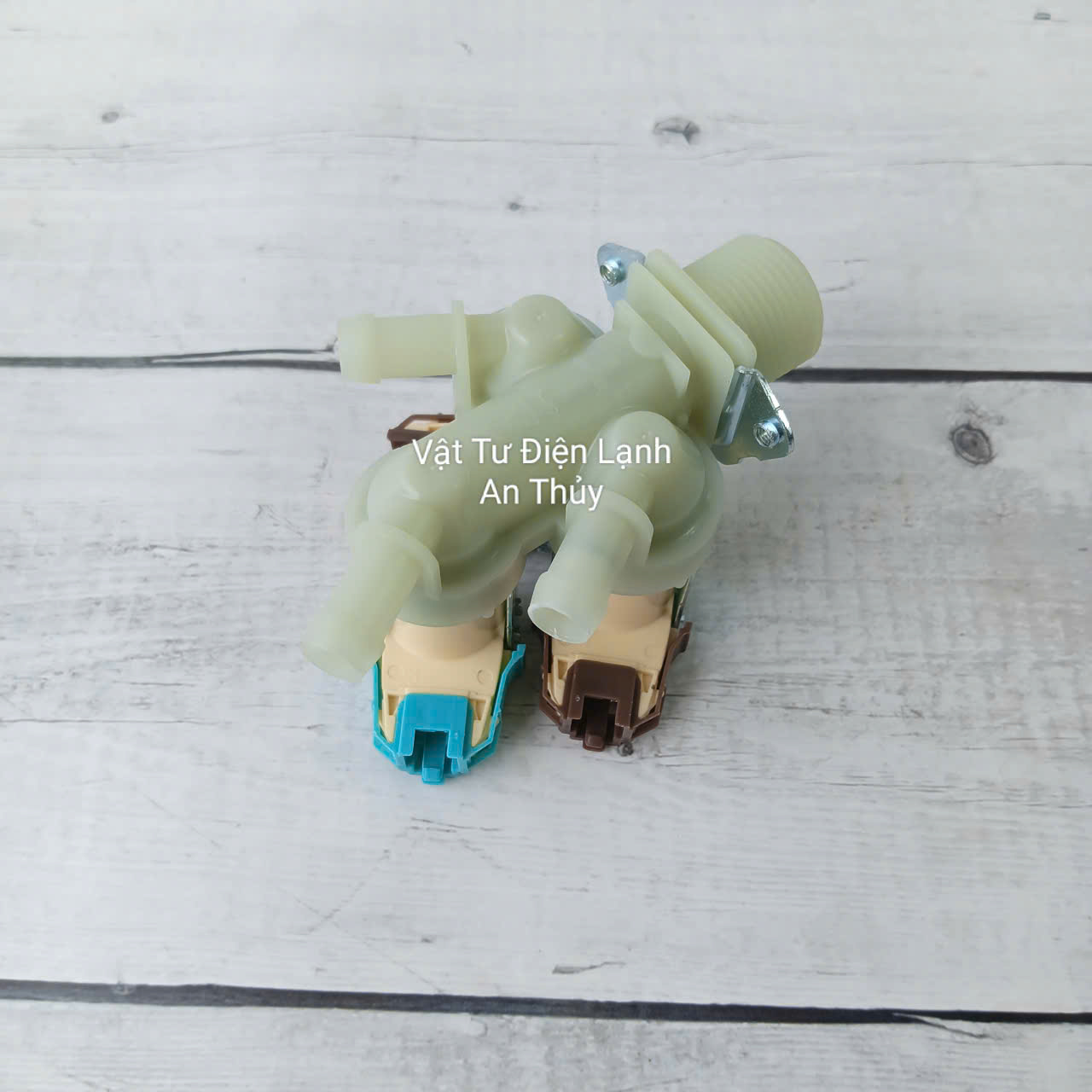 Van cấp nước máy giặt Electrolux 3 cổng 220V chân chéo (Zắc Cắm To) Van cấp nước máy giặt Electrolux 3 cổng 220V chân chéo (Zắc Cắm To)