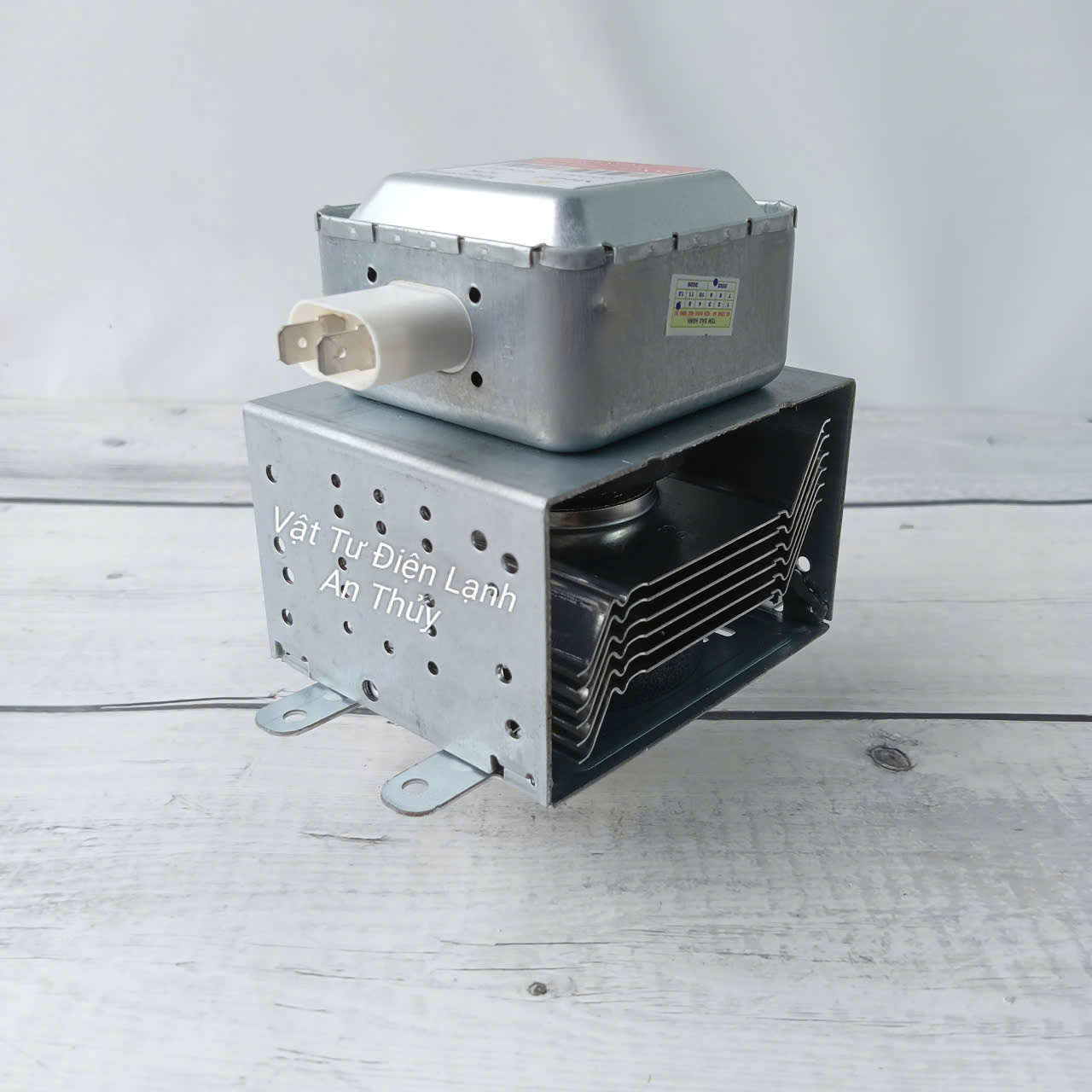 Đèn lò vi sóng chân rời - cùng hướng rắc cắm - khác hướng sóng ( 6 sóng ) 220V ( 319K ) Đèn lò vi sóng chân rời - cùng hướng rắc cắm - khác hướng sóng ( 6 sóng ) 220V ( 319K )