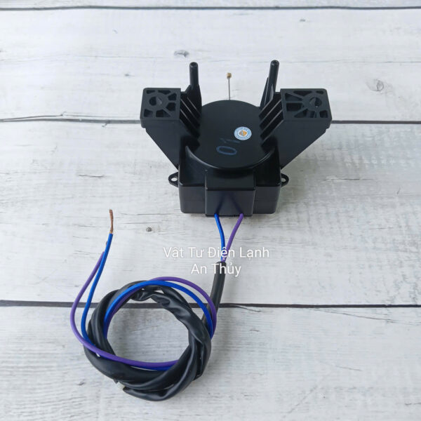 Xả máy giặt Toshiba 2 chân 220V đời mặt kính (mẫu xả chân cao)
