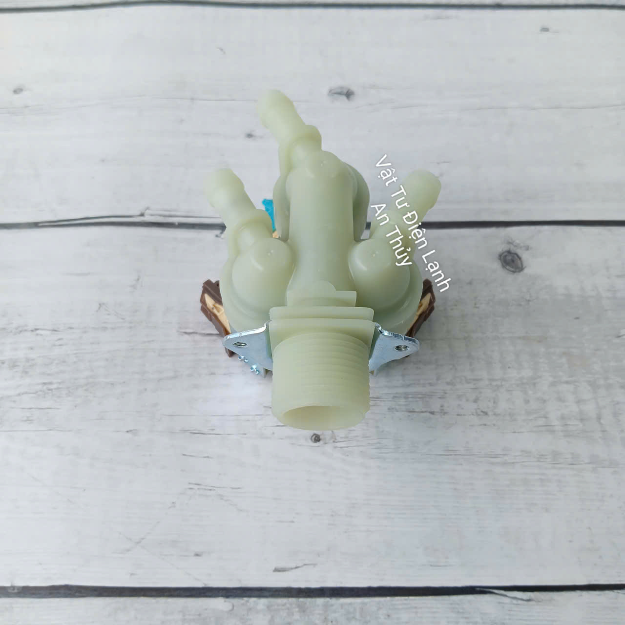 Van cấp nước máy giặt Electrolux 3 cổng 220V chân chéo (Zắc Cắm To) Van cấp nước máy giặt Electrolux 3 cổng 220V chân chéo (Zắc Cắm To)