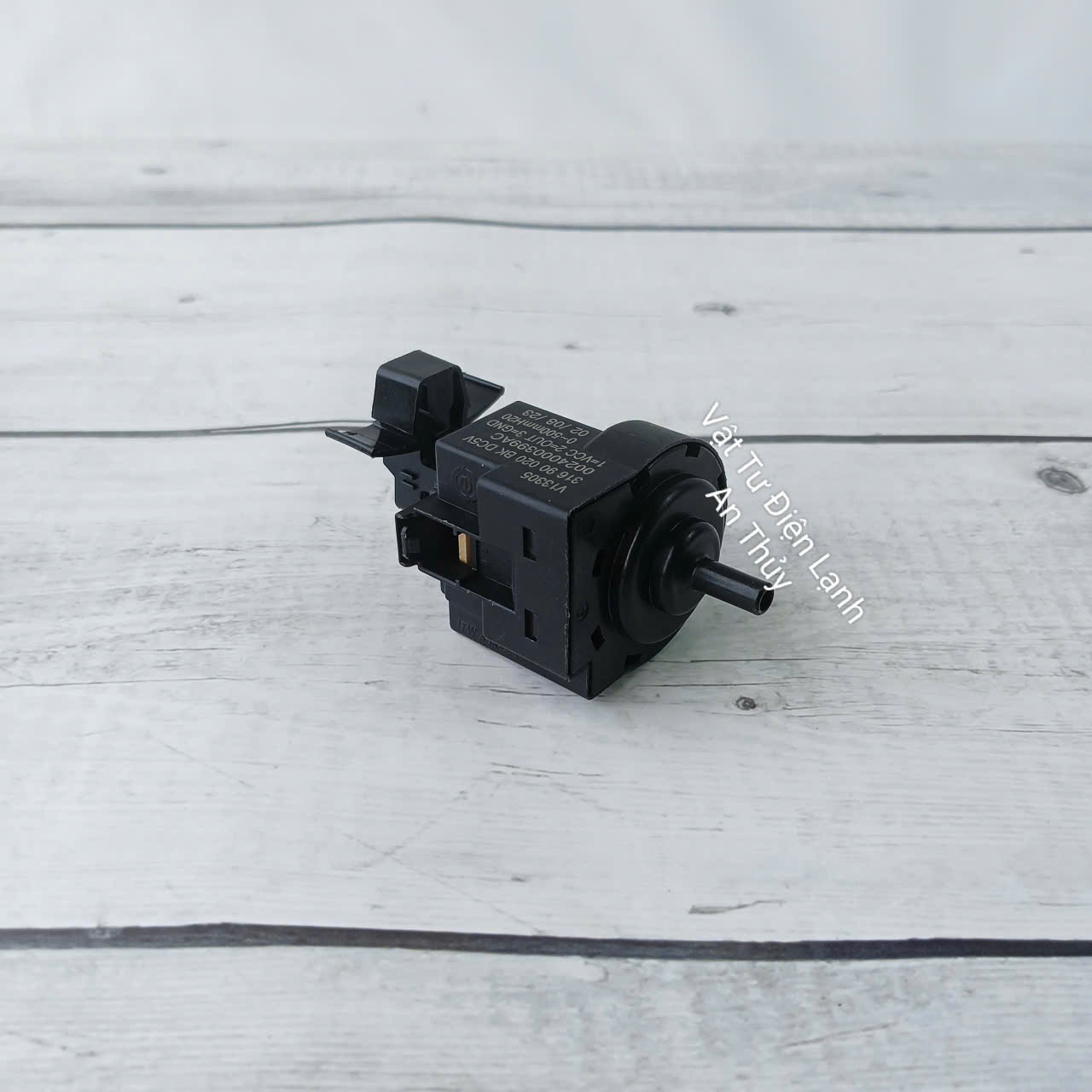 Phao máy giặt Aqua cửa ngang màu đen (V13305) Phao máy giặt Aqua cửa ngang màu đen (V13305)