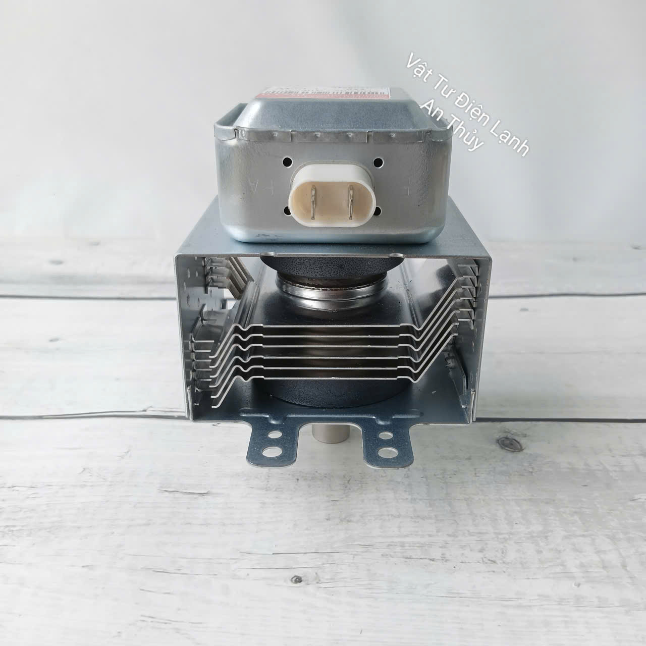 Đèn lò vi sóng chân rời - cùng hướng rắc cắm và hướng sóng ( 6 sóng ) 220V ( 623 ) Đèn lò vi sóng chân rời - cùng hướng rắc cắm và hướng sóng ( 6 sóng ) 220V ( 623 )